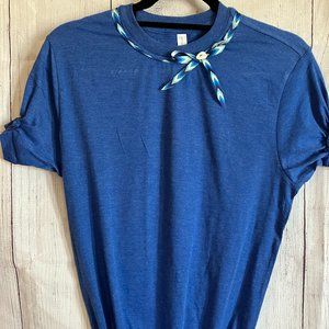 013 Scoop neck - braided tee with ribbon and button